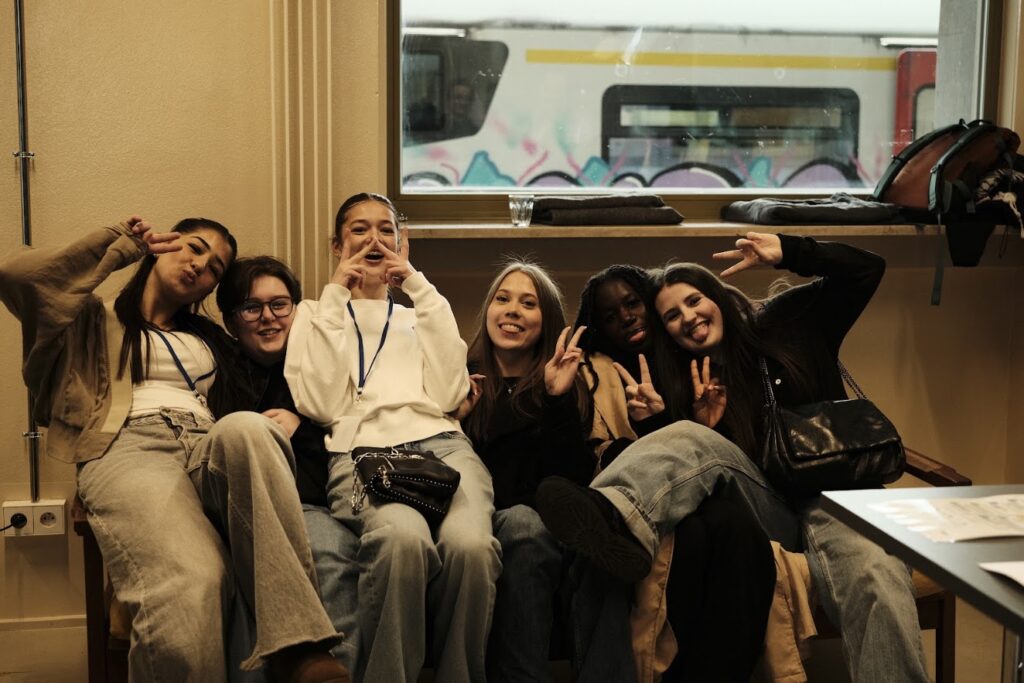 Groupe de jeunes réunis lors de la rencontre inter-écoles de Regards en bIAis 2026