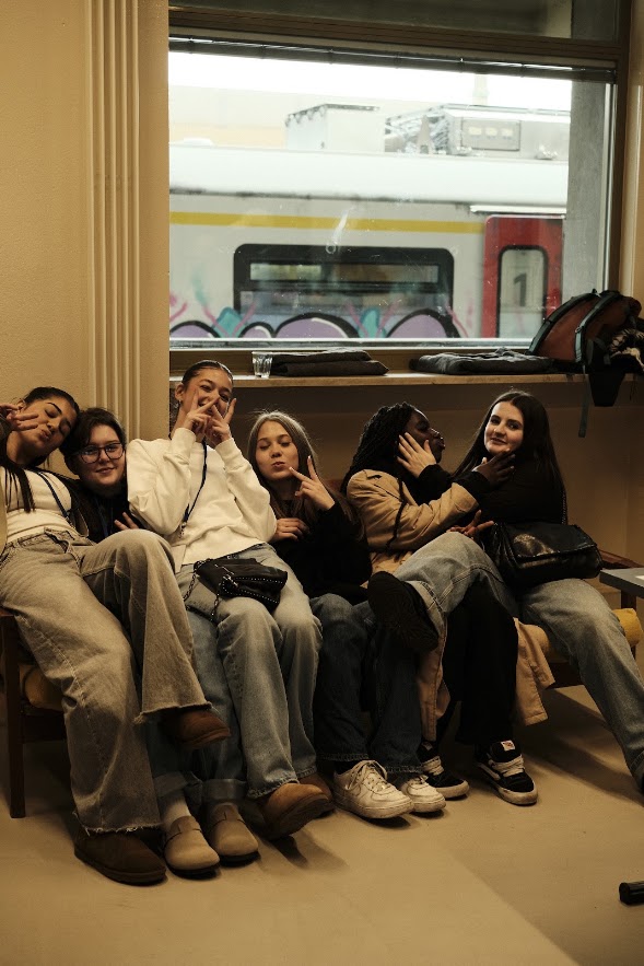 Groupe de jeunes réunis lors de la rencontre inter-écoles de Regards en bIAis 2026
