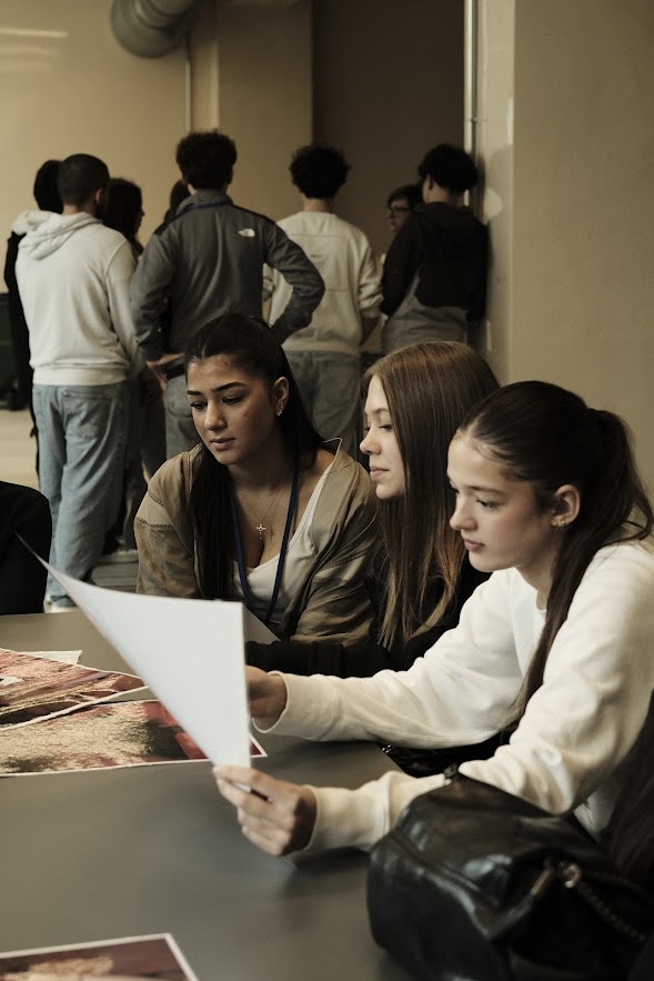 Jeunes échangeant lors de la rencontre inter-écoles de Regards en bIAis 2026