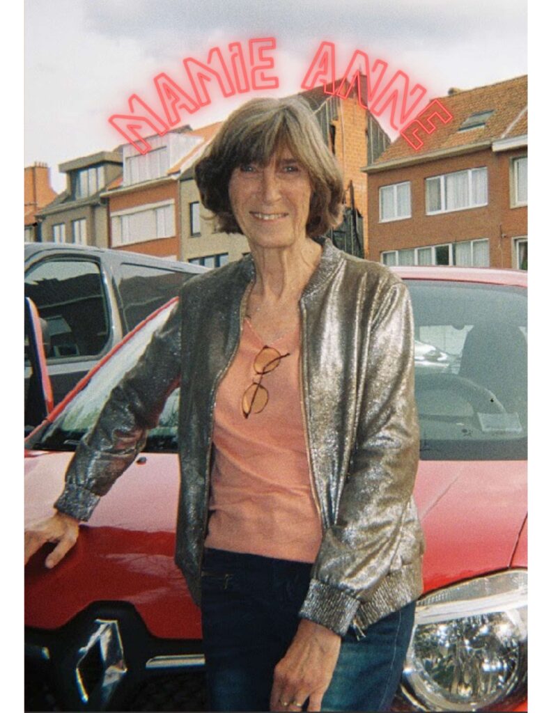 Couverture du zine Mamie Anne montrant le portrait d'une femme devant une voiture